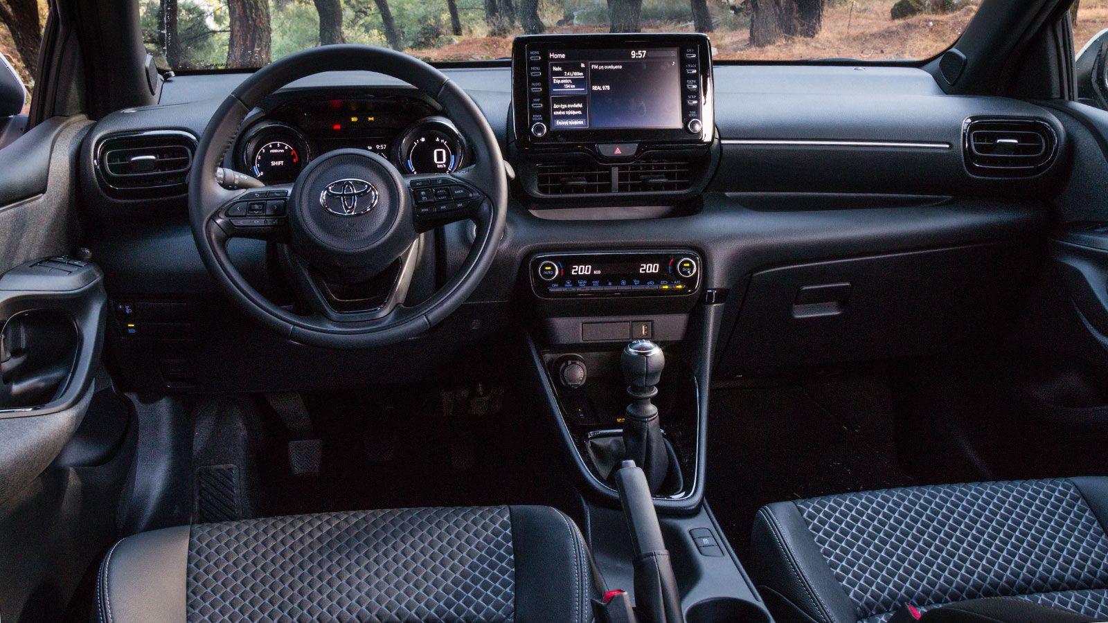 To εσωτερικό του Toyota Yaris είναι μοντέρνο σχεδιαστικά και καλό ποιοτικά σε όλες του τις εκδόσεις. 
