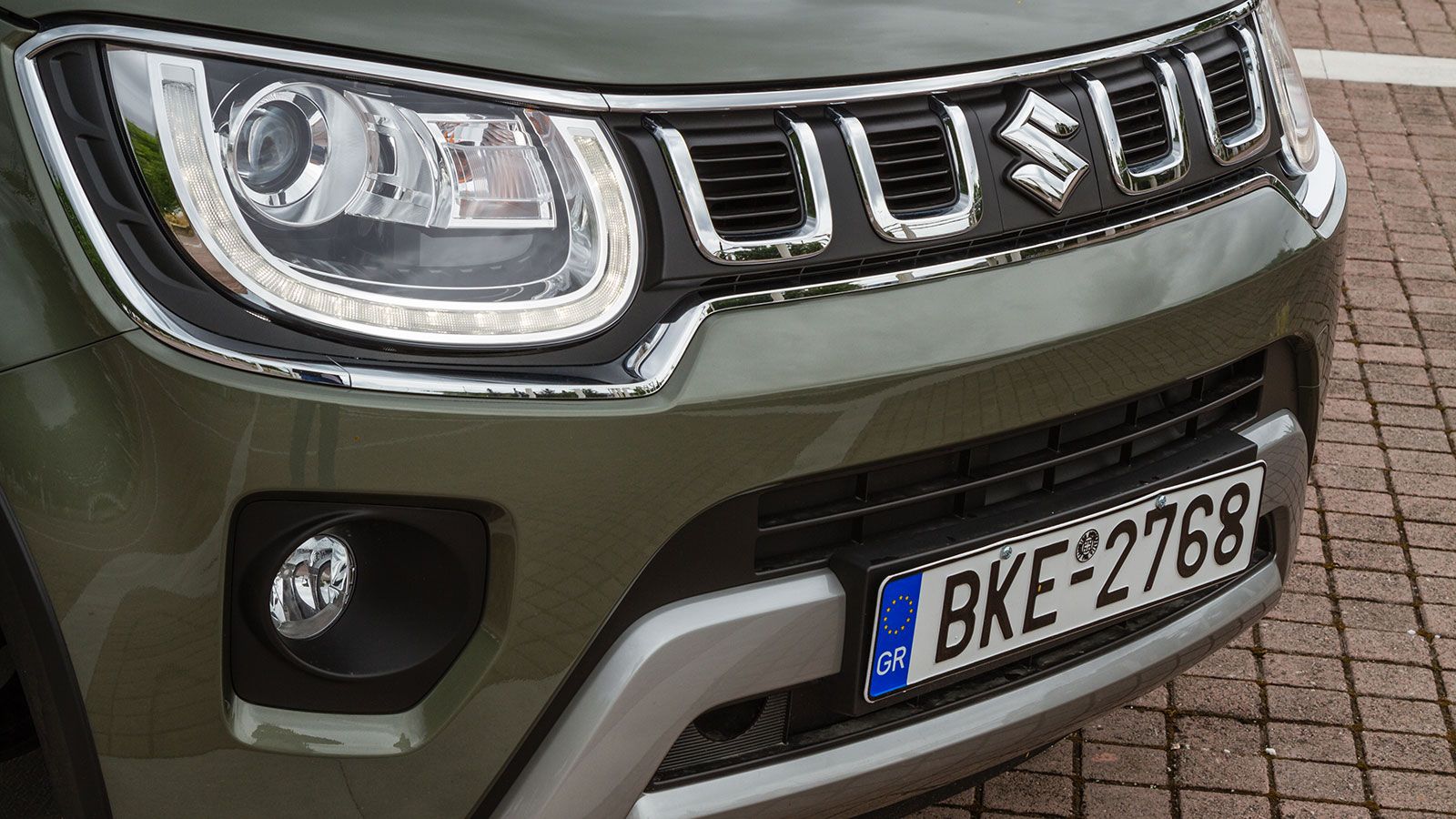 Tο Suzuki Ignis στο μπροστά μέρος υιοθέτησε νέα γρίλια μπροστά και ένα διαφορετικό, πιο 
«off-road» προφυλακτήρα.