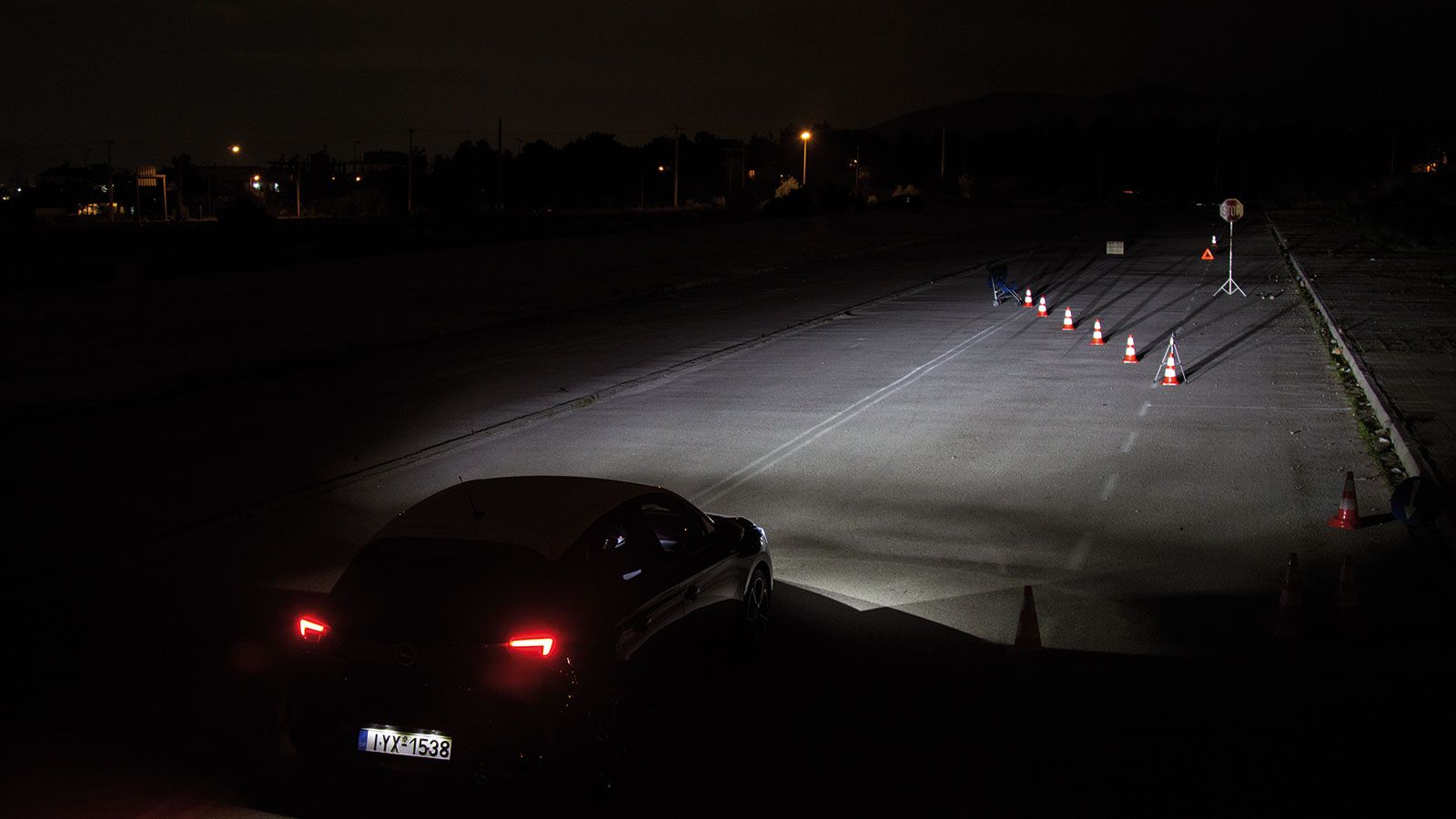 Τα φώτα τεχνολογίας IntelliLux LED Matrix του νέου Opel Corsa αξίζουν και με το παραπάνω τα 700 ευρώ που κοστίζουν, κάνοντας κυριολεκτικά τη νύχτα, μέ