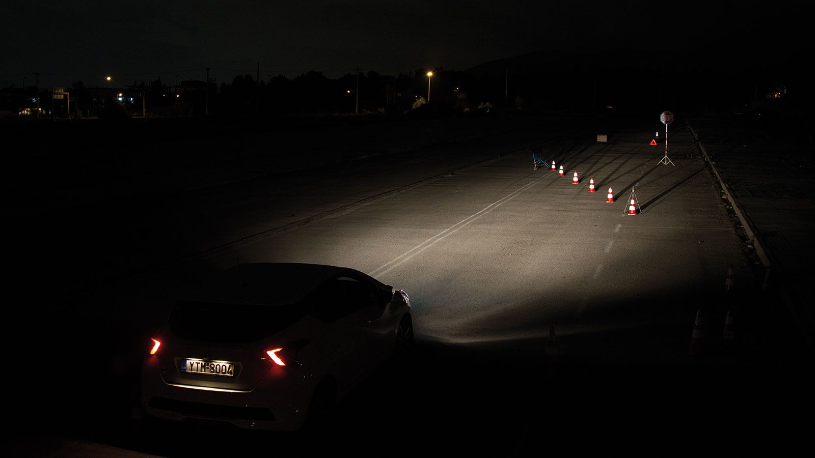 Ο φωτισμός που προσφέρει το Nissan Micra διαχέεται ομαλά κυρίως κεντρικά και είναι ξεκούραστος, ενώ όλα τα «εμπόδια» γίνονται αντιληπτά  χωρίς ιδιαίτε