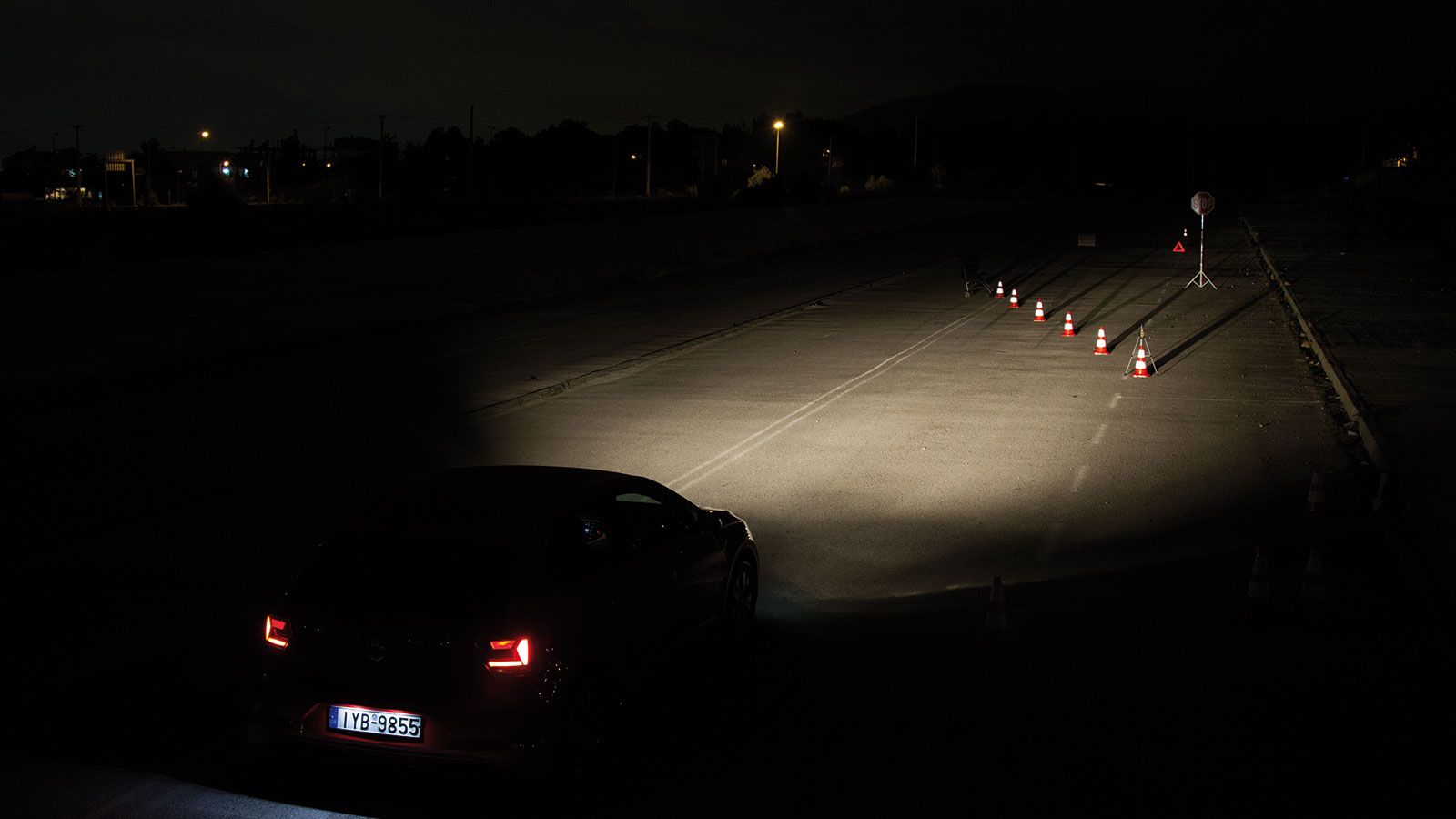 Η πλατιά δέσμη φωτός των φωτιστικών του Polo φωτίζει επαρκώς τις περιοχές εμπρός και περιφερειακά του, υπολείπεται ωστόσο αρκετά σε βάθος και σε ύψος.