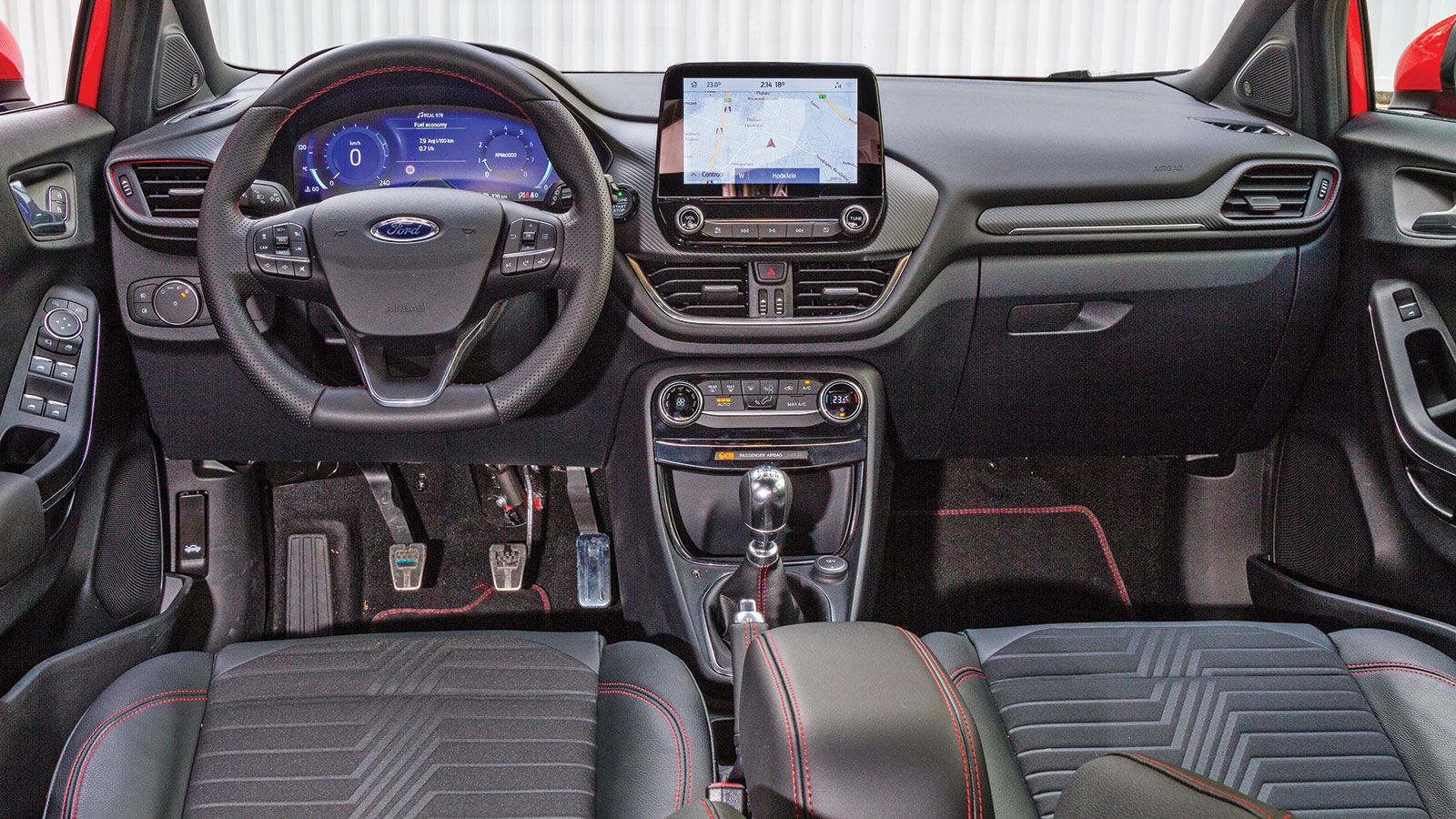 Σχεδιαστικά το ταμπλό ουσιαστικά ταυτίζεται με αυτό του Fiesta, αλλά ο στάνταρ ψηφιακός και διαμορφούμενος πίνακας οργάνων των 12,3`` αναβαθμίζει ριζι