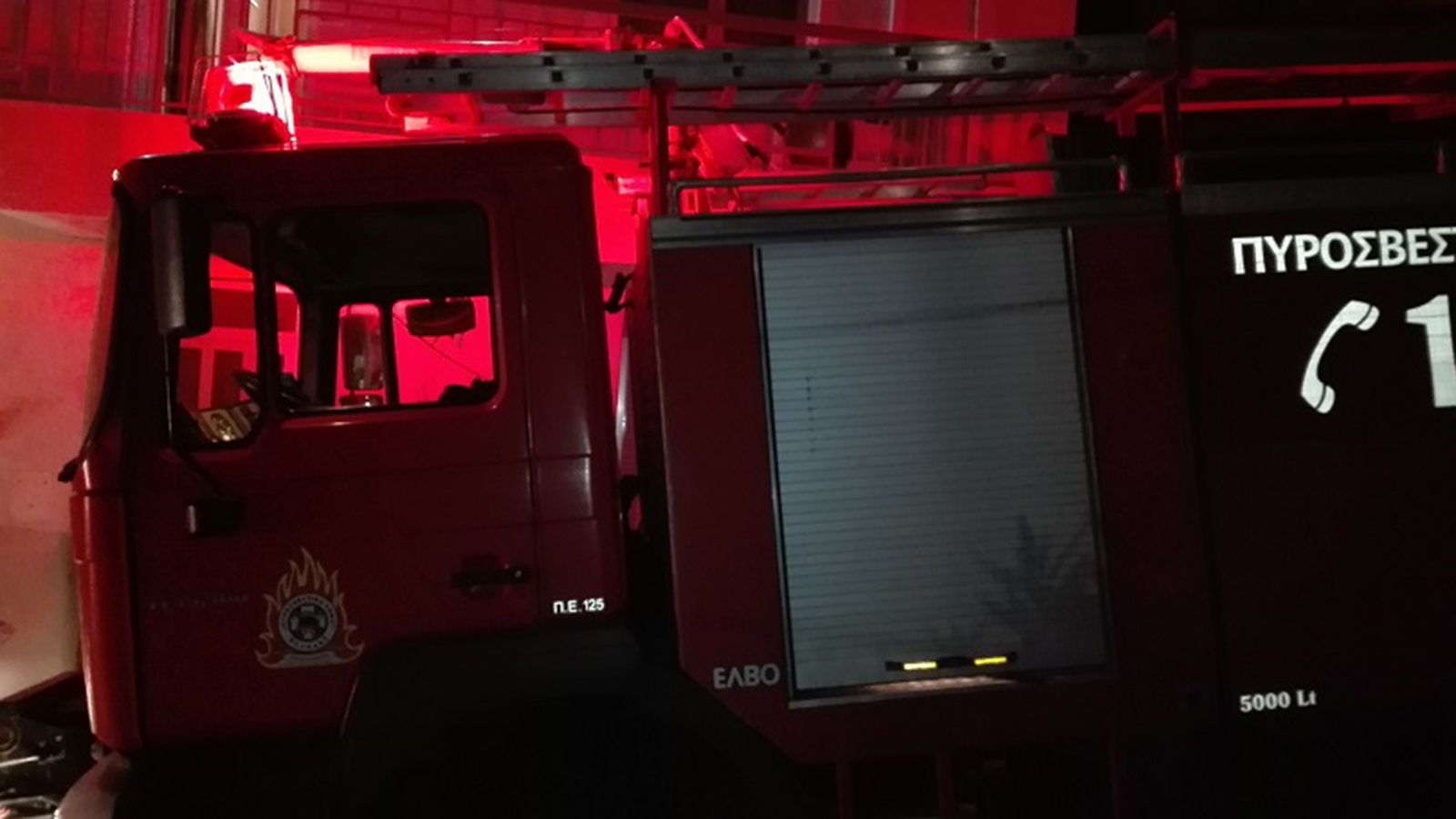 Στην πυρά αυτοκίνητα αντιπροσωπείας στην Γλυφάδα