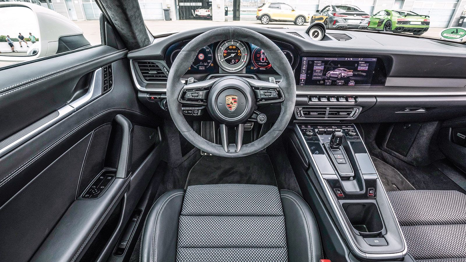 Η θέση οδήγησης στην 911 είναι χαμηλή, όπως στα αγωνιστικά. Για τα displays ίσως υπάρξουν διαφωνίες από κάποιους.