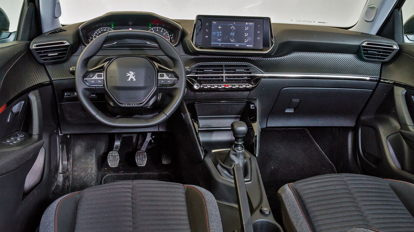 Η μετεξέλιξη της i-cockpit φιλοσοφίας της Peugeot όσον αφορά στον εσωτερικό διάκοσμο, γίνεται άμεσα αντιληπτή αντικρίζοντας την καμπίνα των δύο μοντέλ