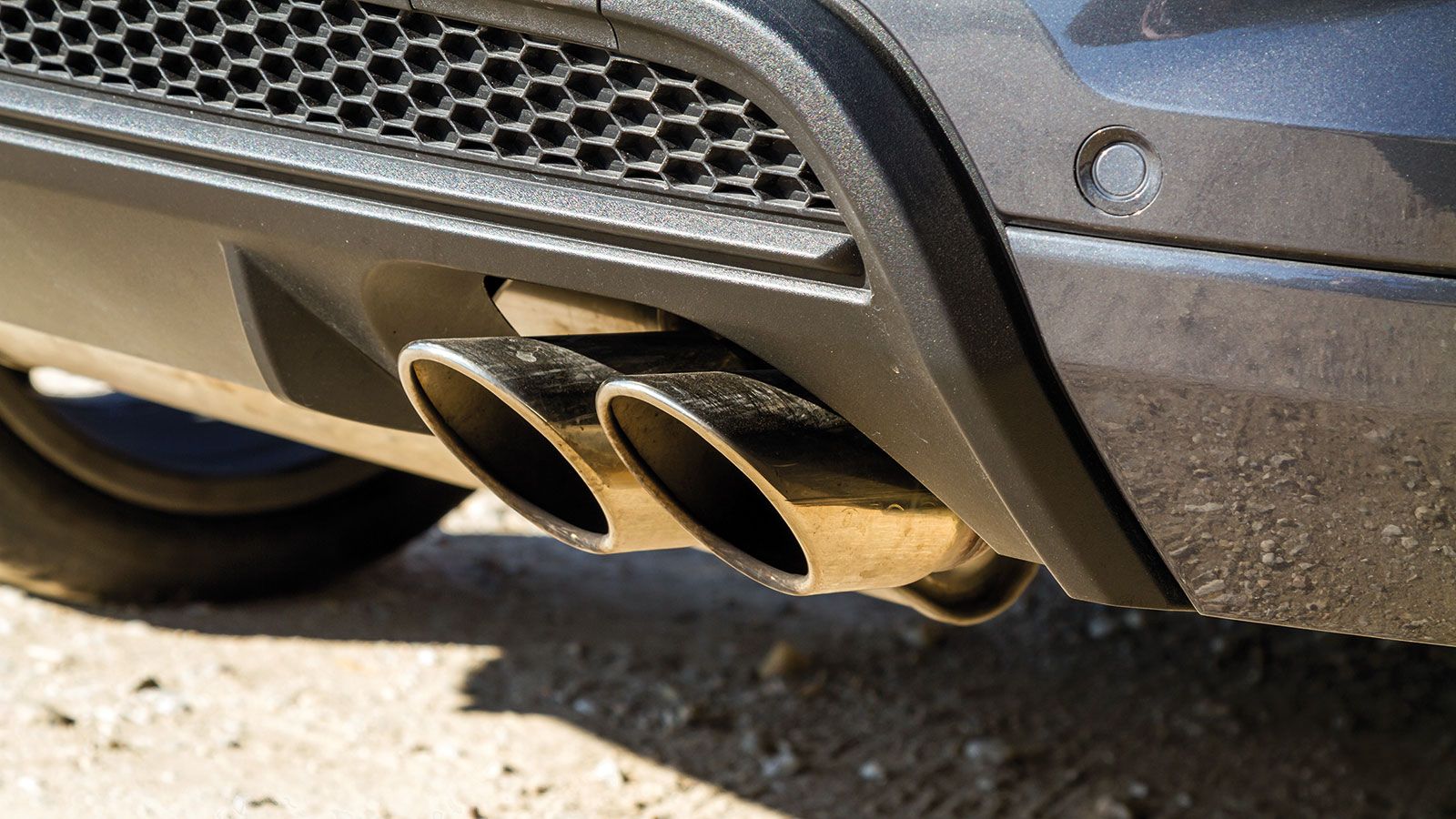 Ο ανασχεδιασμένος προφυλαχτήρας, με τους μεγάλους αεραγωγούς και η διπλή απόληξη της εξάτμισης, δίνουν το στίγμα της σπορτίφ κατασκευής του 500X Sport