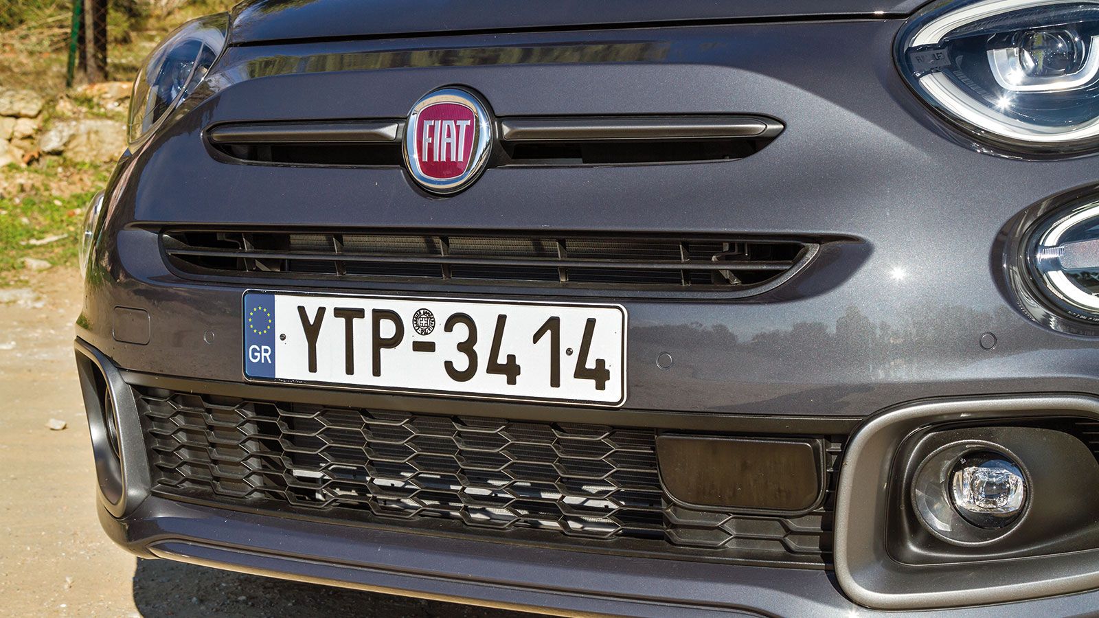 Ο ανασχεδιασμένος προφυλαχτήρας, με τους μεγάλους αεραγωγούς και η διπλή απόληξη της εξάτμισης, δίνουν το στίγμα της σπορτίφ κατασκευής του 500X Sport