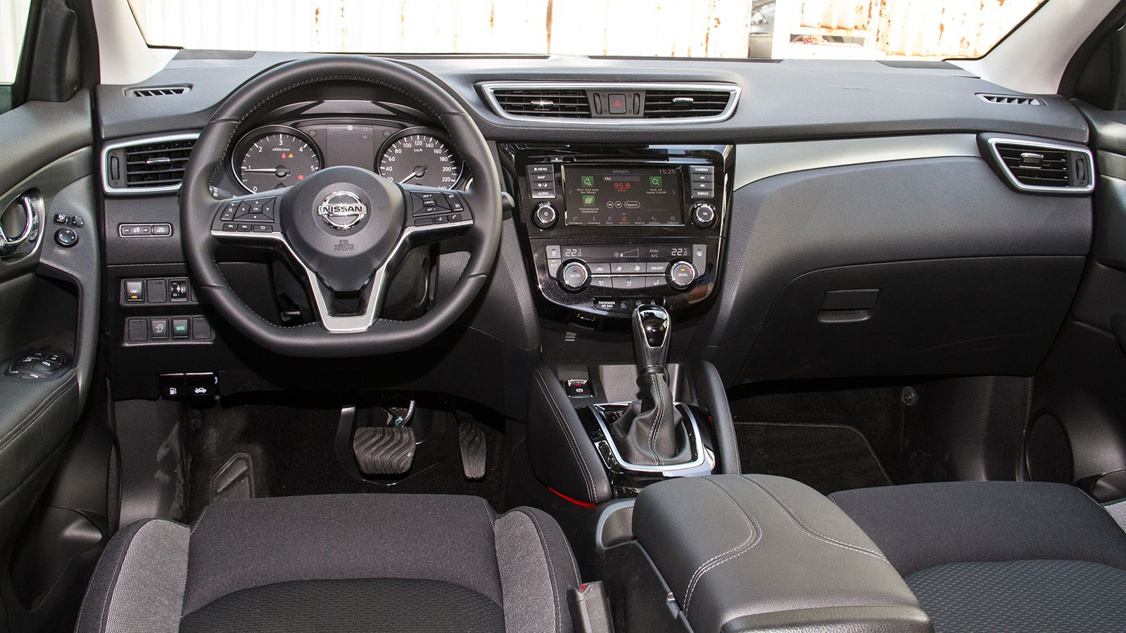 Το εσωτερικό του Nissan Qashqai δεν εμφανίζει κανένα σημάδι φθοράς και απουσιάζουν παντελώς οι τριγμοί από αυτό, επιβεβαιώνοντας και την προσεγμένη πο