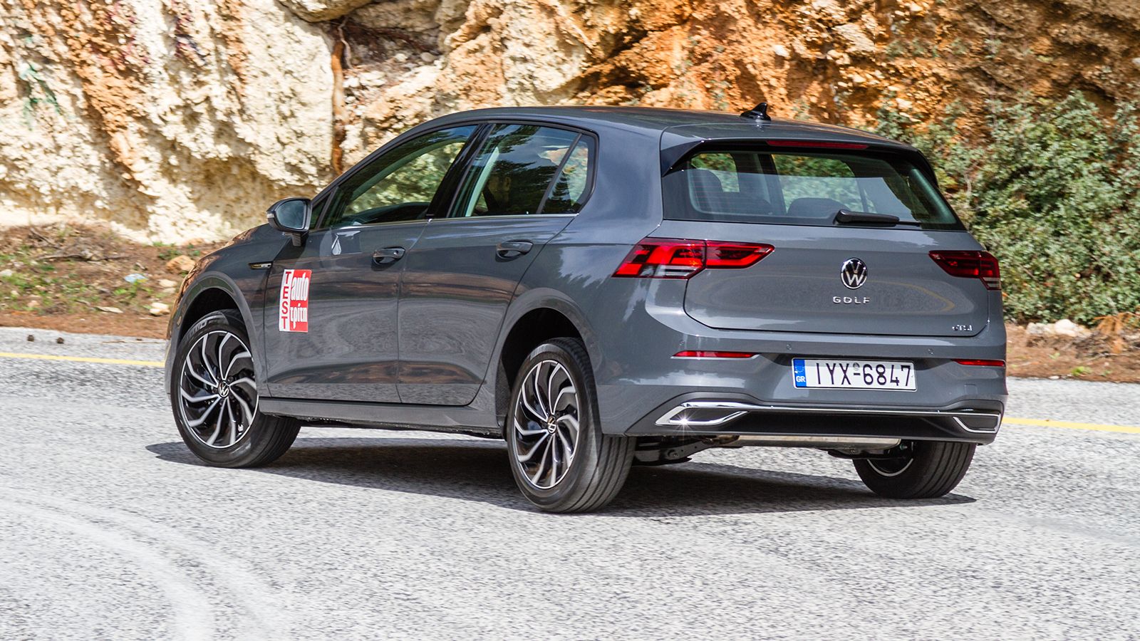 Πολύ αυξημένα είναι τα περιθώρια πρόσφυσης στο νέο Golf. Αντιστέκεται σθεναρά στις κλίσεις, χωρίς να καταφεύγει σε σφικτή ρύθμιση της ανάρτησης για να