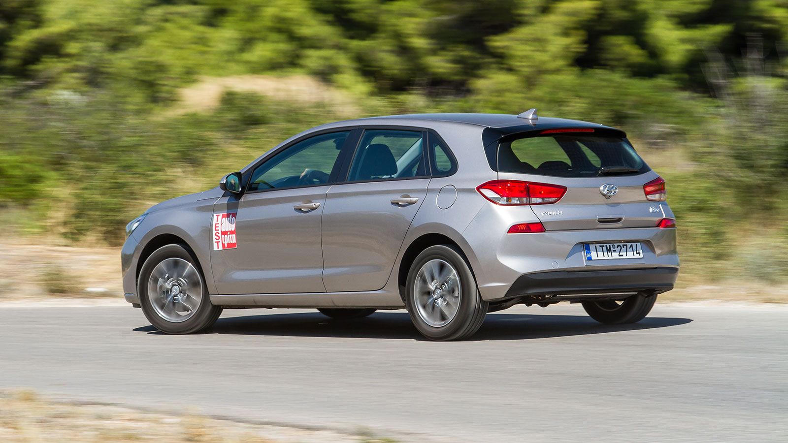 Το Hyundai i30 εμφανίζει ευχάριστο οδηγικό χαρακτήρα και θετικά στοιχεία για το κάτι παραπάνω, παρόλο που δεν το βοηθά ο κινητήρας στην βασική του έκδ