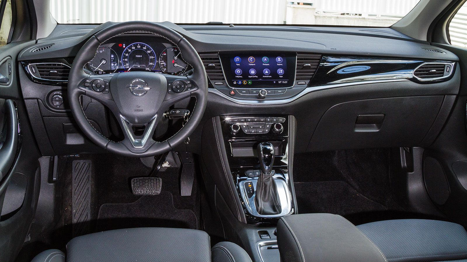Ποιοτικό και μοντέρνο είναι το ταμπλό του 
Opel Astra, με την ενσω-ματωμένη στην κονσόλα οθόνη 7 ιντσών να κερδίζει τις εντυπώσεις.

