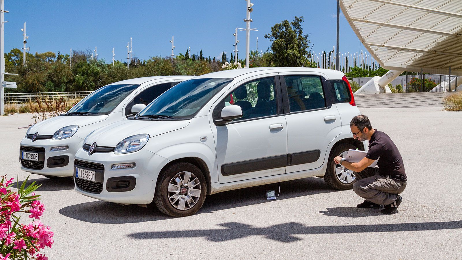 Το test έχει ξεκινήσει. Το Air-condition δουλεύει και στα δύο μοντέλα στην ίδια σκάλα και θερμοκρασία και εμείς μετράμε ανά τακτά χρονικά διαστήματα τ