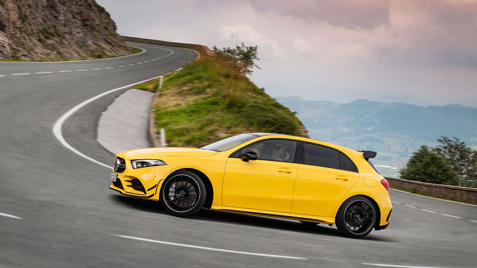 AMG A35 - Στην κορυφή της γκάμας από απόδοση αλλά και χαρακτήρα βρίσκεται η έκδοση AMG A45 S των 421 ίππων. Μέχρι να «φτάσουμε» εκεί όμως υπάρχει και 
