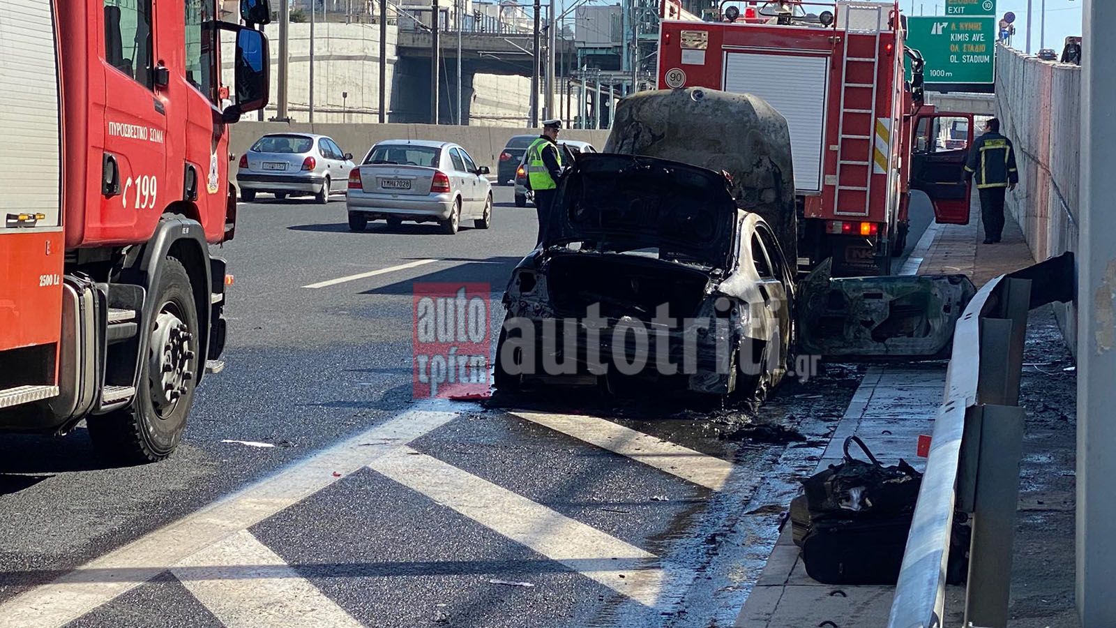 BMW τυλίχθηκε στις φλόγες στην Αττική Οδό (+video)