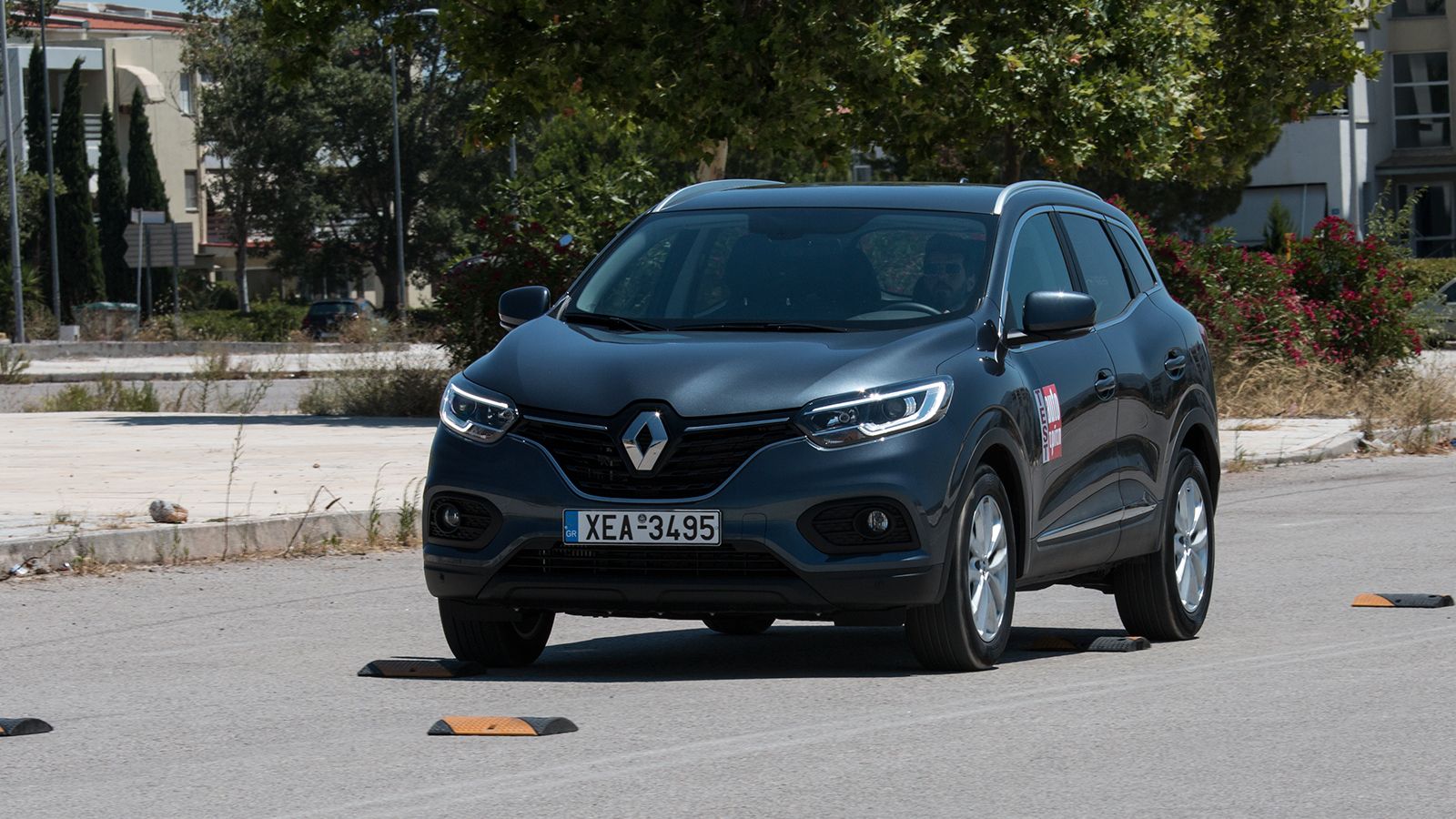 Η σχετικά μαλακή του ανάρτηση του Renault Kadjar διαχειρίζεται καλά το βάρος του αμαξώματος όταν περνάει πάνω από τα σαμαράκια, χωρίς να κοπανάει ή να