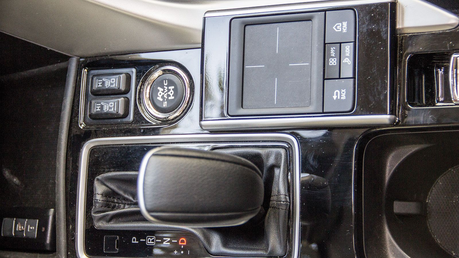 To  S-AWC (Super All Wheel Control) σύστημα τετρακίνησης του Eclipse Cross, διαθέτει ενεργό κεντρικό διαφορικό που κατανέμει τη ροπή αυτόματα ανάλογα 