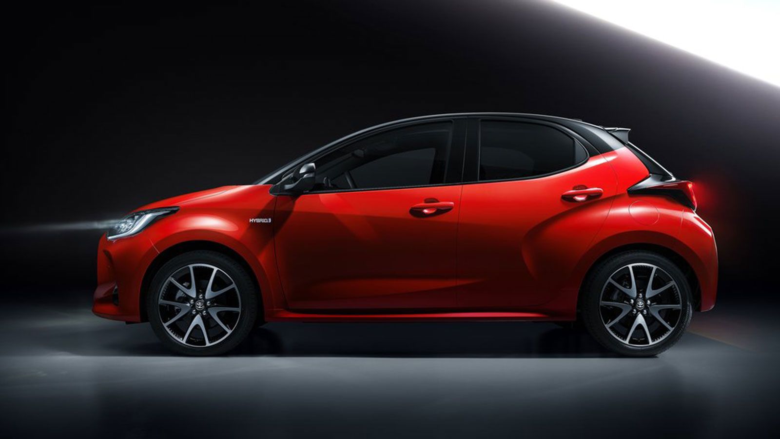 Κοντύτερο, φαρδύτερο και χαμηλότερο, το νέο Toyota Yaris συνδυάζει τις νέες αναλογίες με αιχμηρή σχεδίαση για να τραβήξει με επιτυχία τα βλέμματα.  Δε