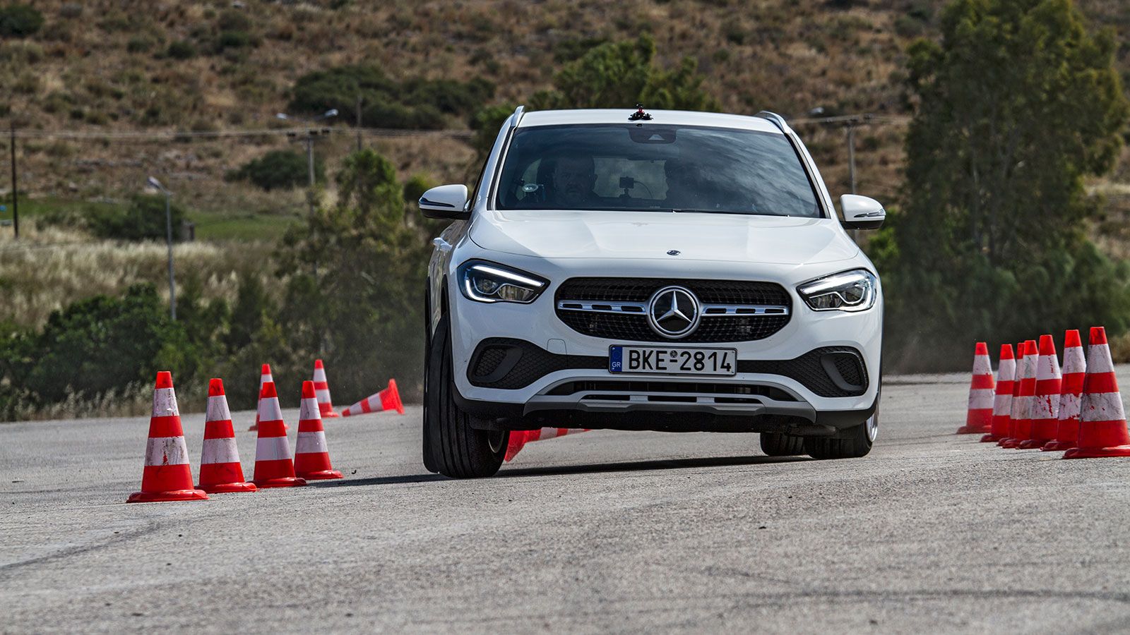 H Μercedes GLA παρά τις αισθητά αυξημένες της κλίσεις, είχε καλή συμπεριφορά και επέδειξε σταθερότητα στην ταχύτητα των 75 χλμ./ώρα.