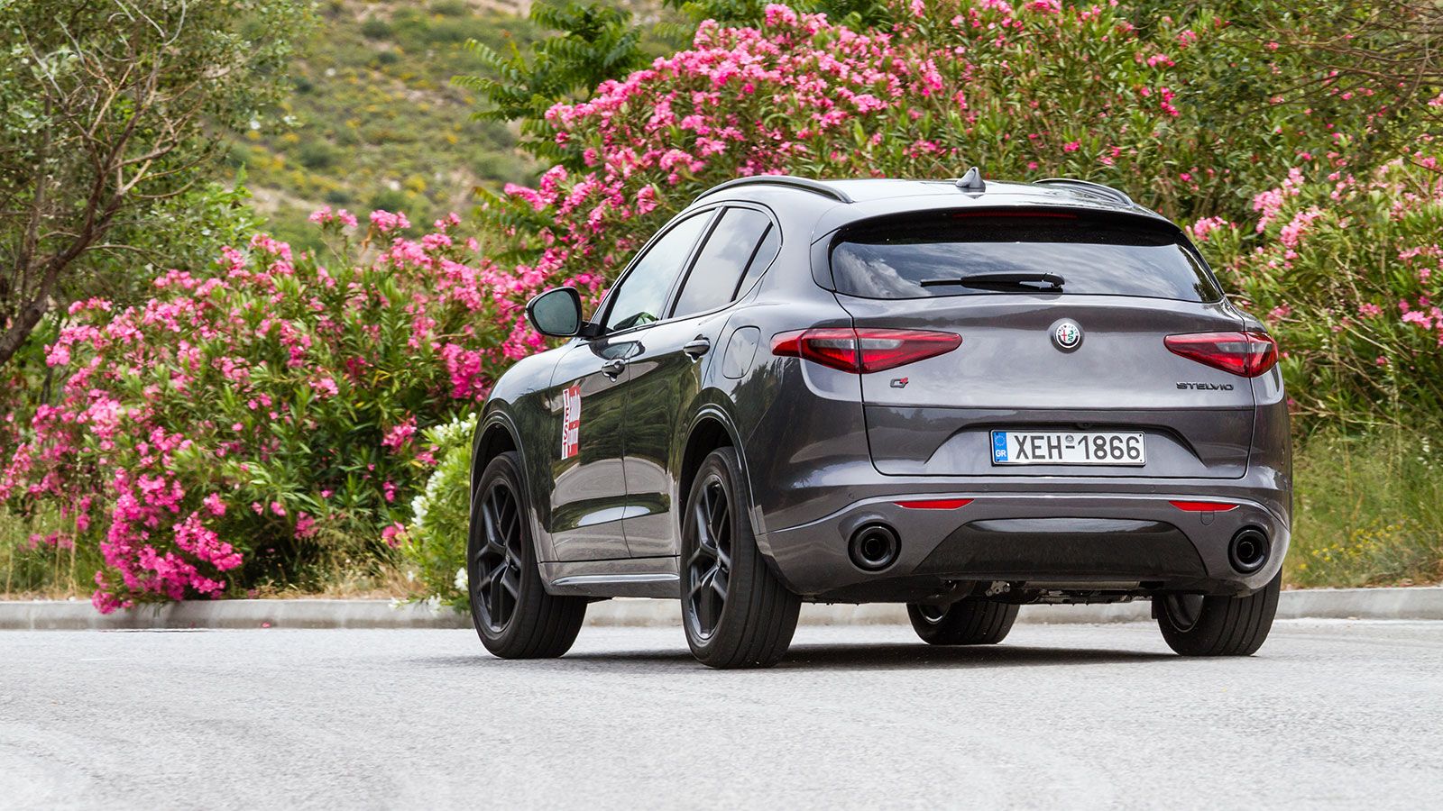 Δεν υπήρχε λόγος παρέμβασης στη σχεδίαση, η οποία είναι μοντέρνα και καθίσταται ιδιαίτερα επιβλητική, προβάλλοντας άμεσα τον σπορ αλλά και premium χαρ