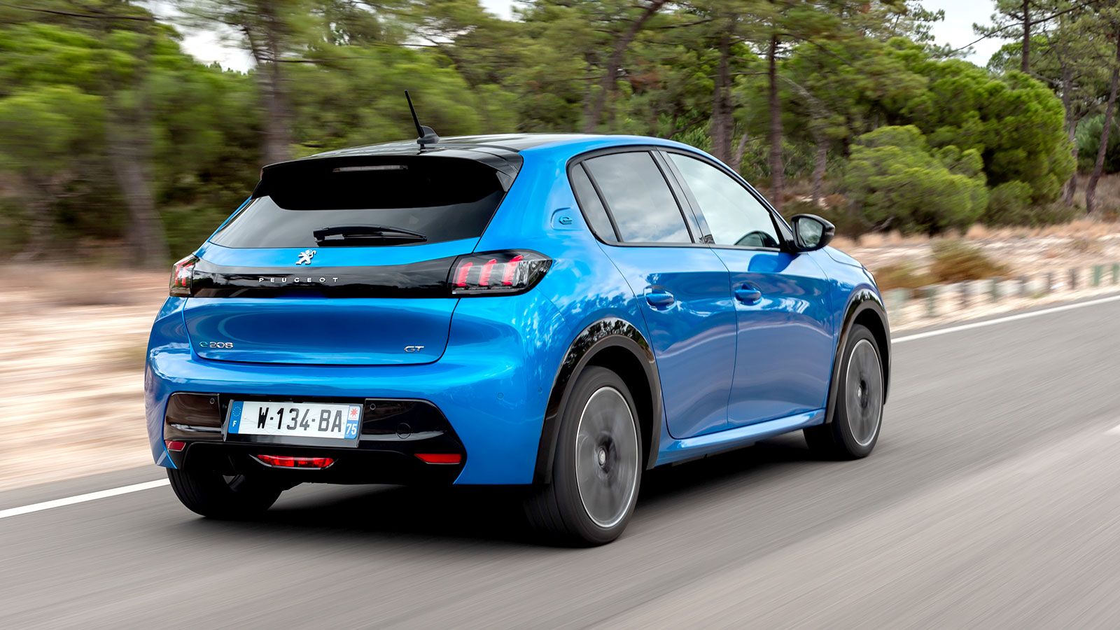 Το Peugeot e-208 δεν κρύβει το βάρος του, ωστόσο συνεχίζει να είναι απολαυστικό και ευχάριστο στο δρόμο.