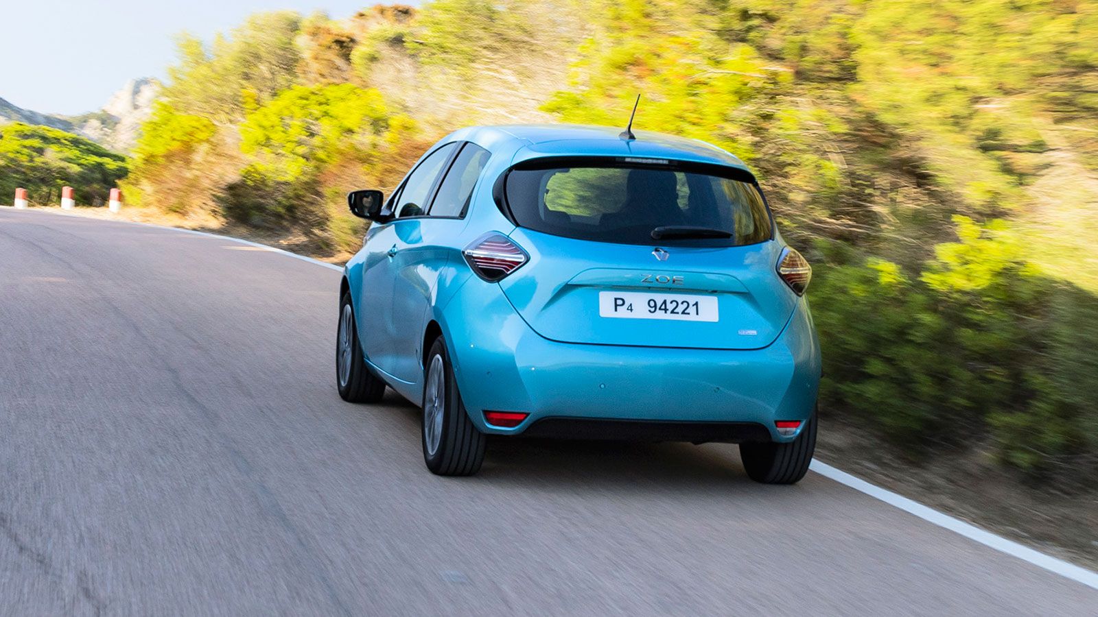 Αποτελεσματικό και σβέλτο στη γρήγορη οδήγηση, ευέλικτο και εύκολο μέσα στην πόλη είναι το Renault Zoe.
