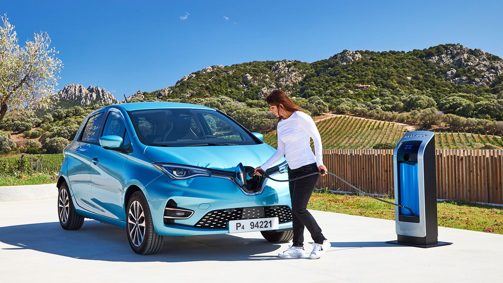 Μεγάλες αυτονομίες διαθέτουν και τα δύο μοντέλα, αφού βγάζουν με μια φόρτιση πάνω από 300 χιλιόμετρα. 
