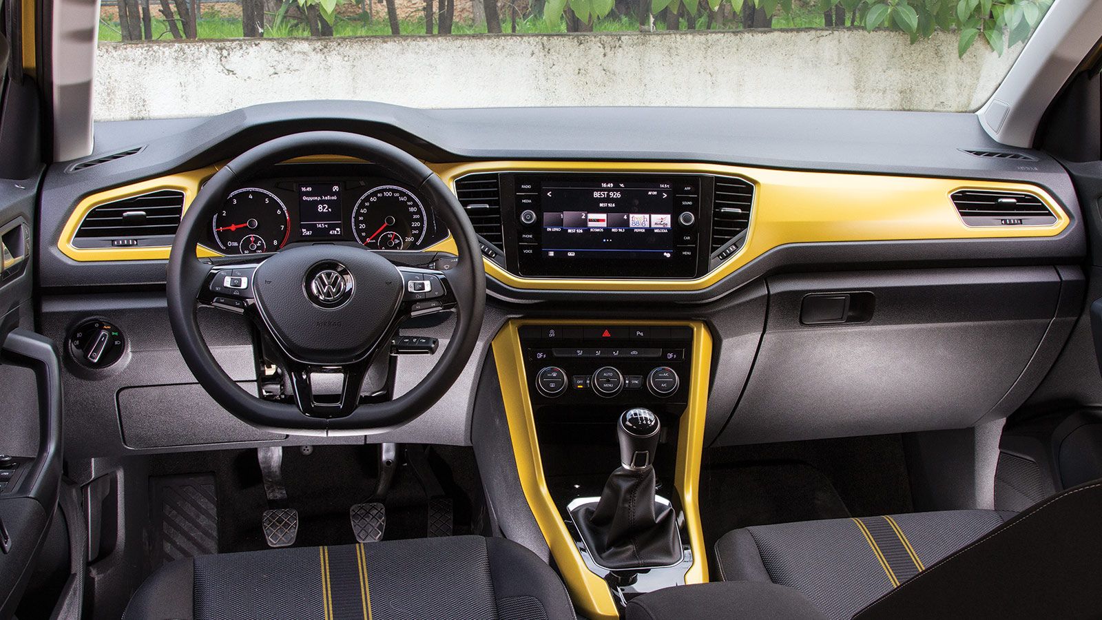 Σχετικά λιτό δείχνει το T-Roc αλλά έχει υψηλό βαθμό φιλικότητας, πρακτικότητας και ευχρηστίας. Η σχεδίαση θα μπορούσε να είναι πιο ζωντανή και τα υλικ