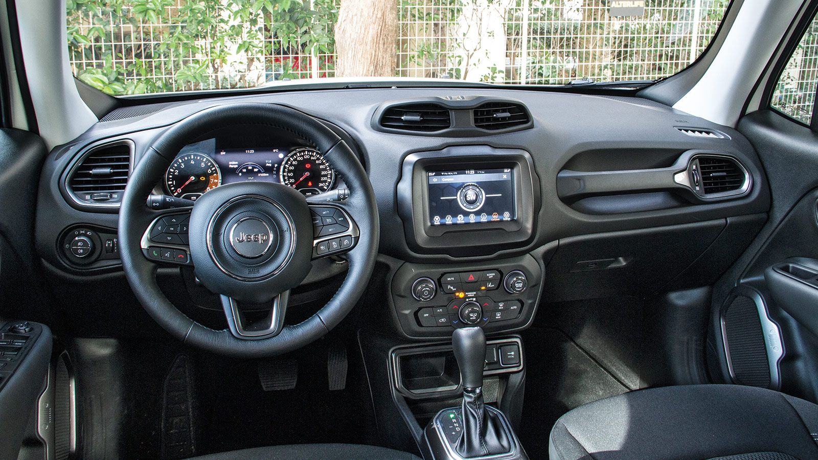 Προσεγμένη είναι η ποιότητα στην πρακτική και ευρύχωρη καμπίνα του Jeep Renegade.