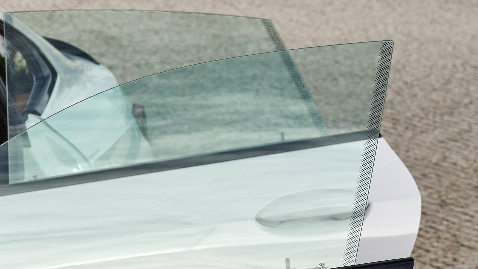 Μία ακόμα χρησιμότητα είναι πως προστατεύει στεγανωτικό υλικό από την υπεριώδη ακτινοβολία του ήλιου.