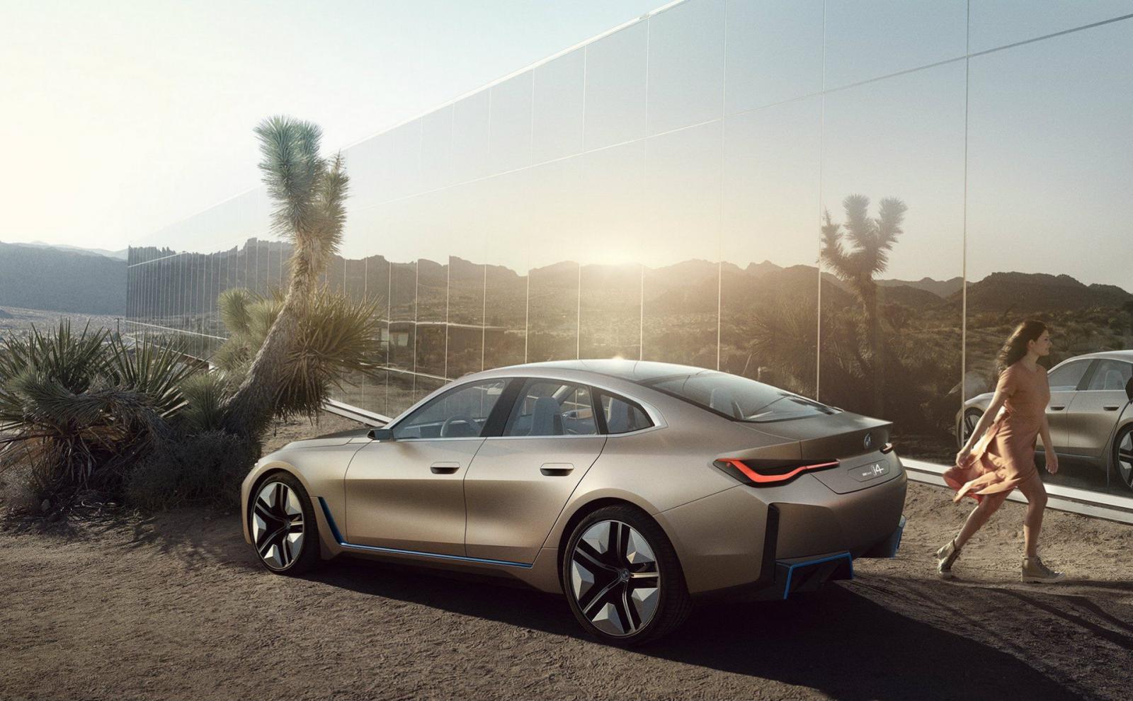 Το πίσω τμήμα του BMW Concept i4 είναι χαμηλωμένο, και τονίζεται το πλάτος.