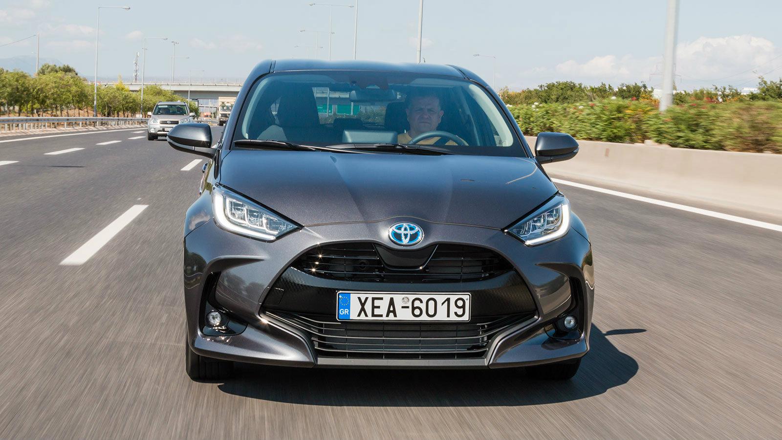 Στην πράξη το νέο υβριδικό Yaris είναι αισθητά πιο σβέλτο από πριν και το βουητό στην επιτάχυνση λιγότερο ενοχλητικό, το κυριότερο όμως όλων είναι η α
