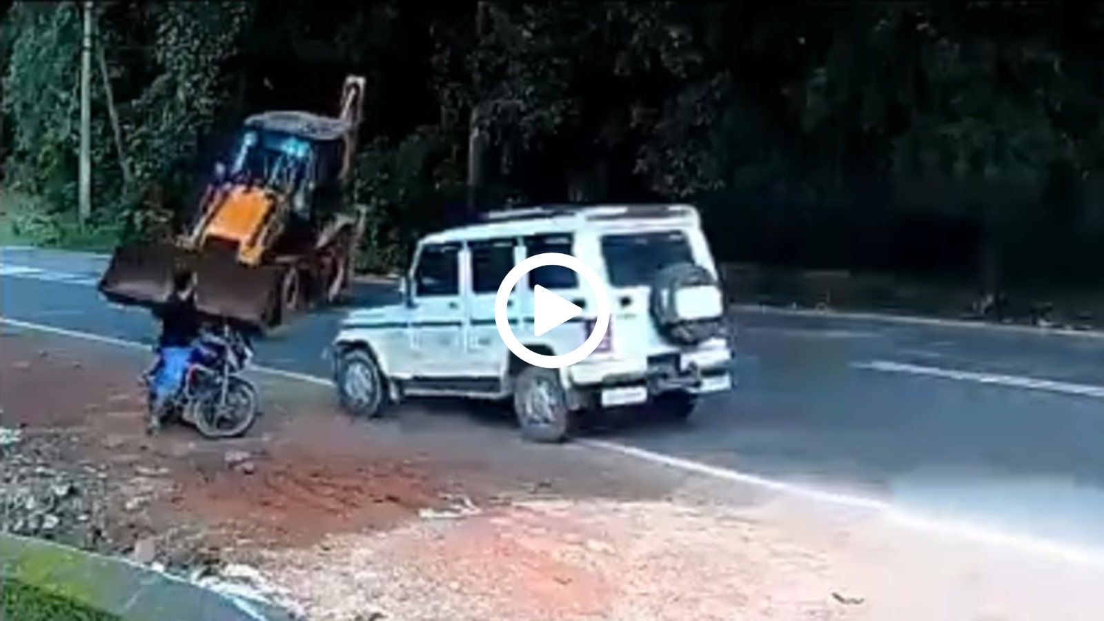 «Μούφα» G-Class σώζει μηχανόβιο από JCB!