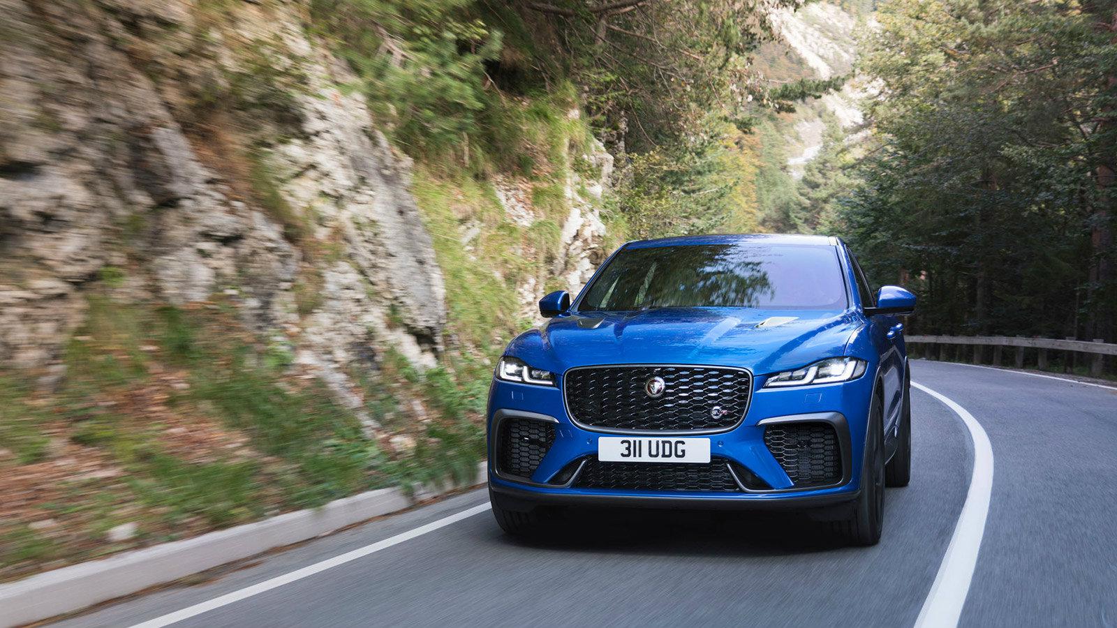 Η Jaguar F-Pace SVR επανέρχεται στο προσκήνιο ανανεωμένη και πιο γρήγορη, ακολουθώντας τα χνάρια της F-Pace που τράβηξε τον ίδιο δρόμο λίγους μήνες νω