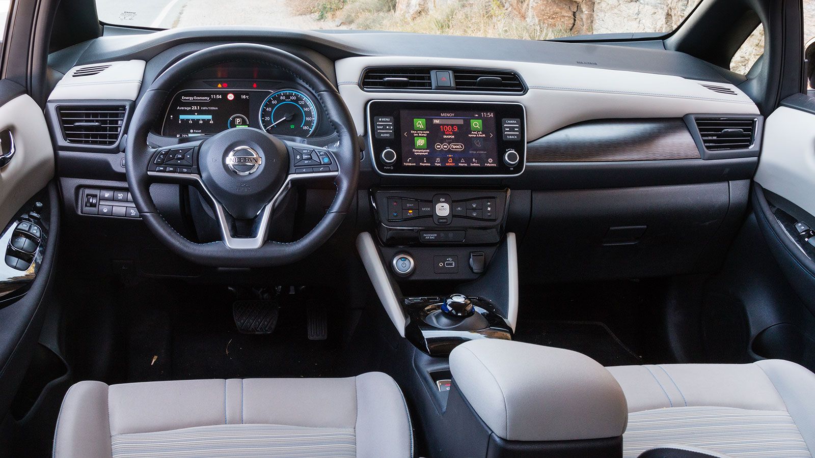 Σύγχρονη είναι η εικόνα στην καμπίνα του 
Nissan LEAF, με γεροδεμένα μεταξύ τους μέρη και μια φάσα μαλακού υλικού.