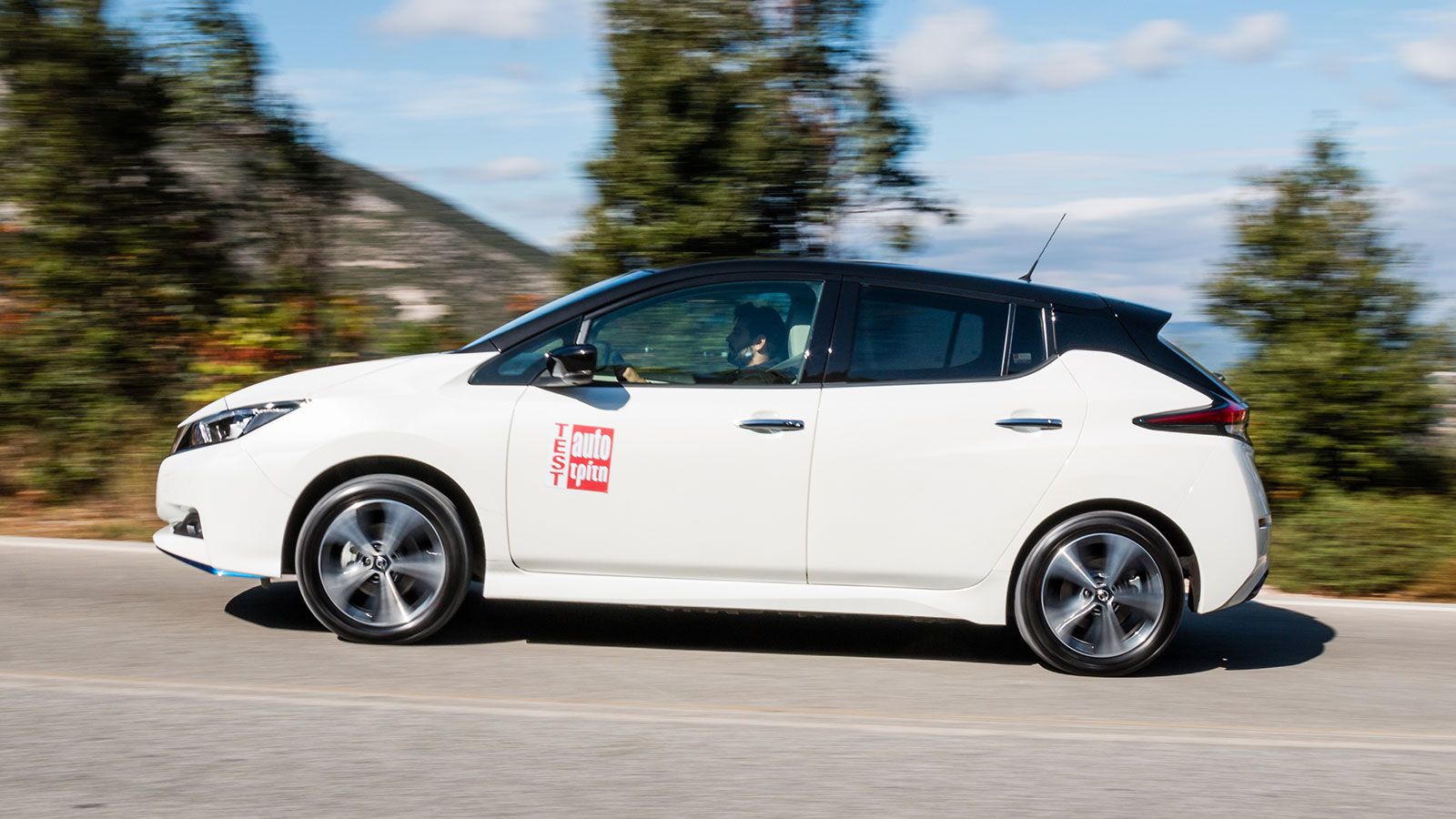 Η μπαταρία των 62 kWh του LEAF δίνει αυτονομία 355 χλμ.. Για μέγιστη εξοικονόμηση ενέργειας διαθέτει λειτουργία «ECO», αλλά και λειτουργία ανάκτησης ε