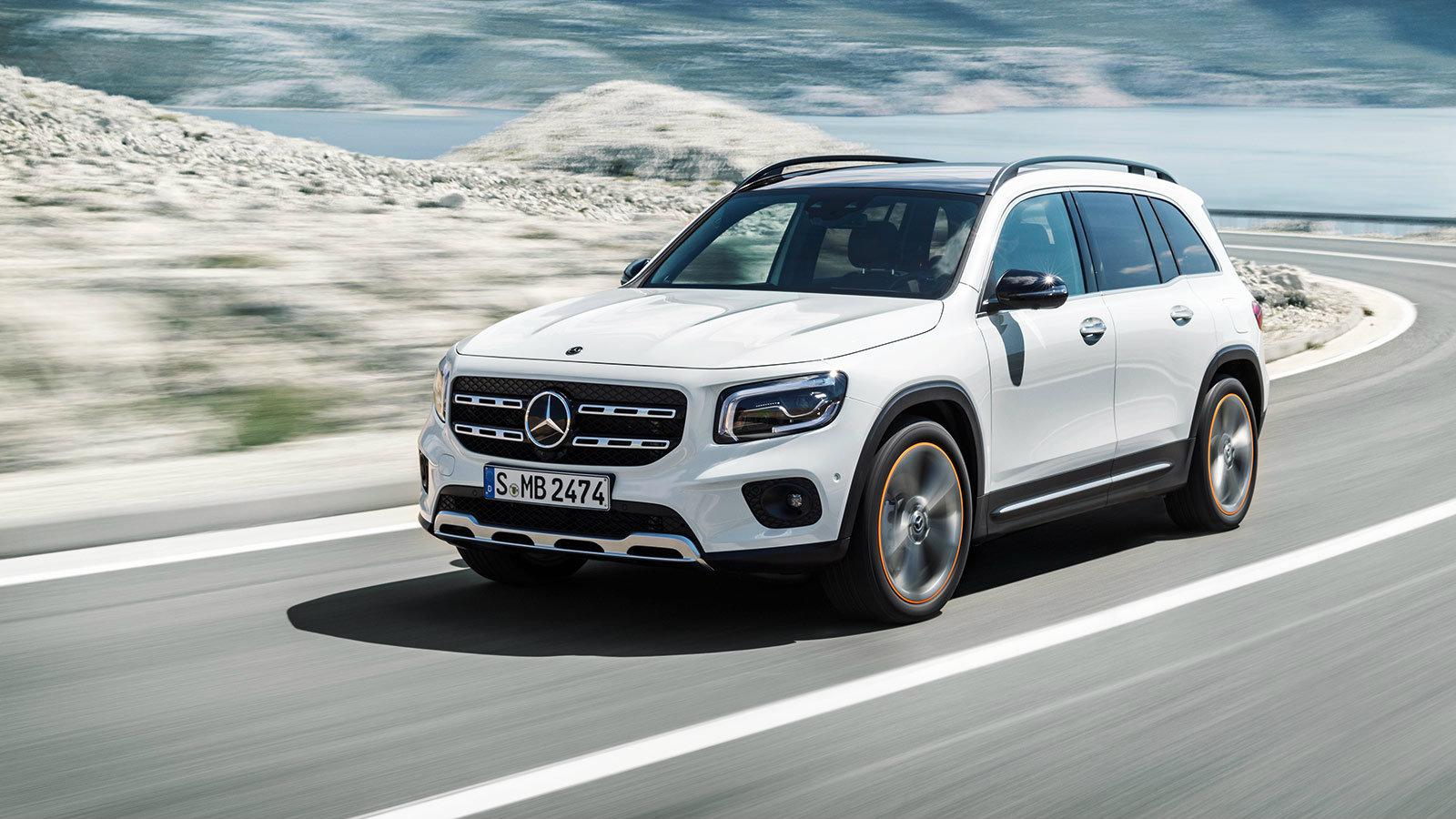 Επιβλητική η Mercedes-Benz GLB έχει πληθωρικό μήκος και μεταξόνιο, αφού σχεδιάστηκε για να προσφέρει και 7θέσια διάταξη στην καμπίνα της.