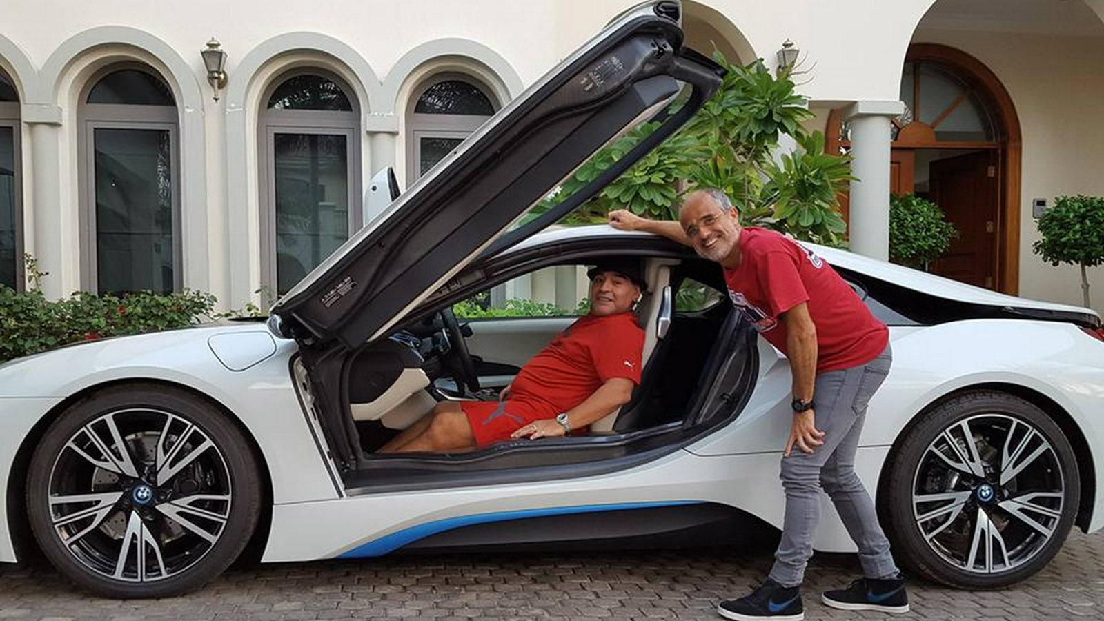 O Maradona με την BMW i8.