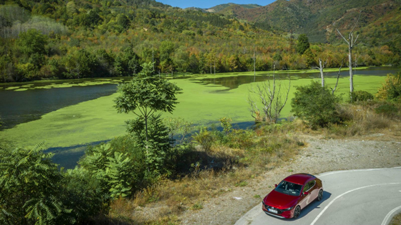 Η Mazda λέει πως όταν καίγεται το συγκεκριμένο βιοκαύσιμο απελευθερώνει μόνο το διοξείδιο του άνθρακα που απορροφήθηκε από τα φύκια καθώς αναπτύσσοντα