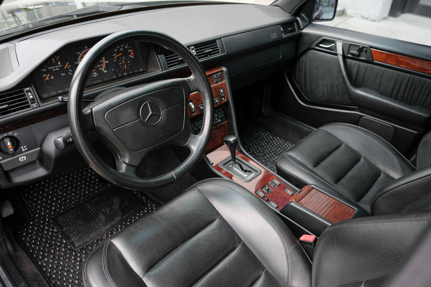 Στο σφυρί Mercedes 500Ε