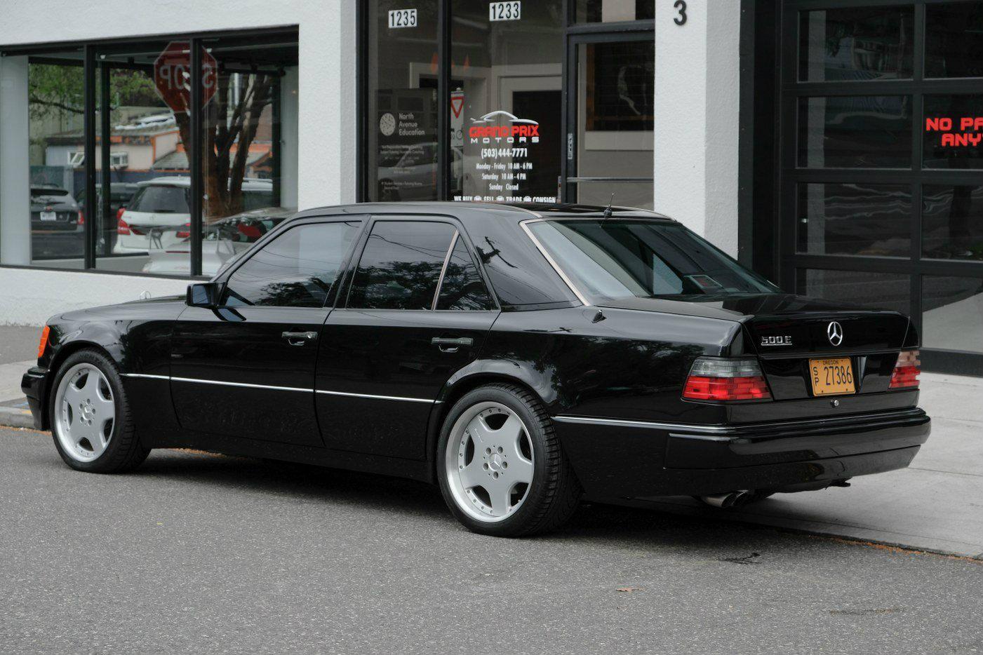 Στο σφυρί Mercedes 500Ε