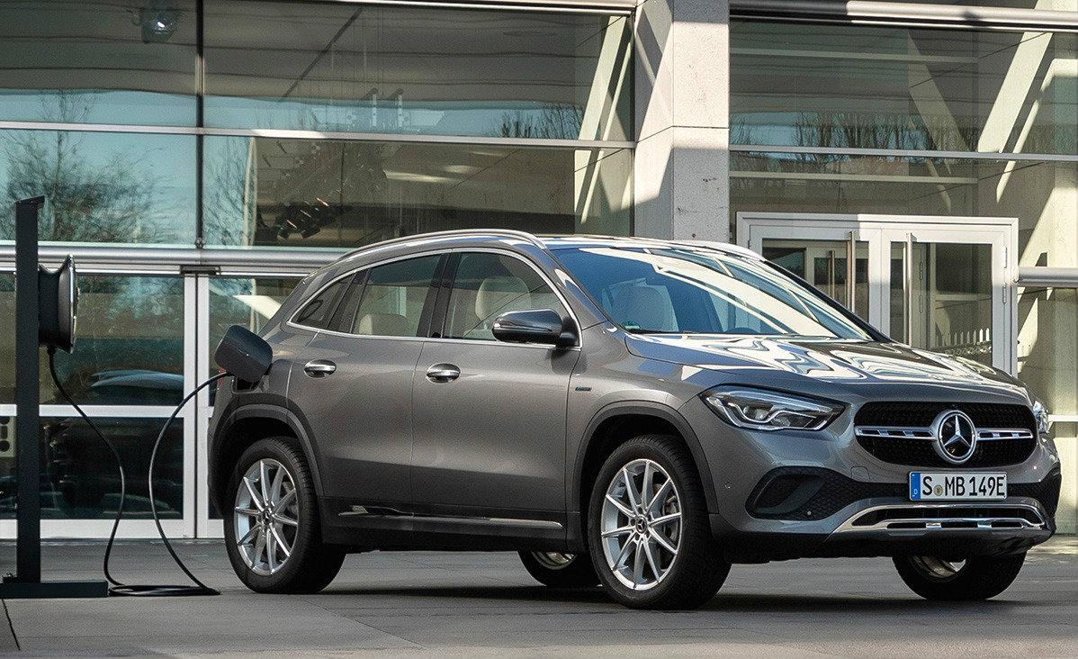 Η πολυτάλαντη  GLA 250 e ενσωματώνει τον ηλεκτρισμό στις αρετές των SUV μοντέλων. Έτσι συνδυάζει τις δυναμικές επιδόσεις (0-100 χλμ./ώρα σε 7,1 δευτερ