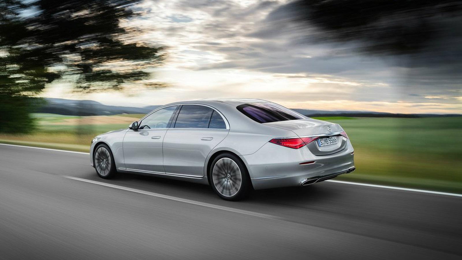 Η νέα Mercedes-Benz S-Class διαθέτει το σύστημα Pre-Safe, το οποίο όταν αντιληφθεί π.χ επικείμενη πλευρική σύγκρουση ψηλώνει το αμάξωμα από τη μεριά τ