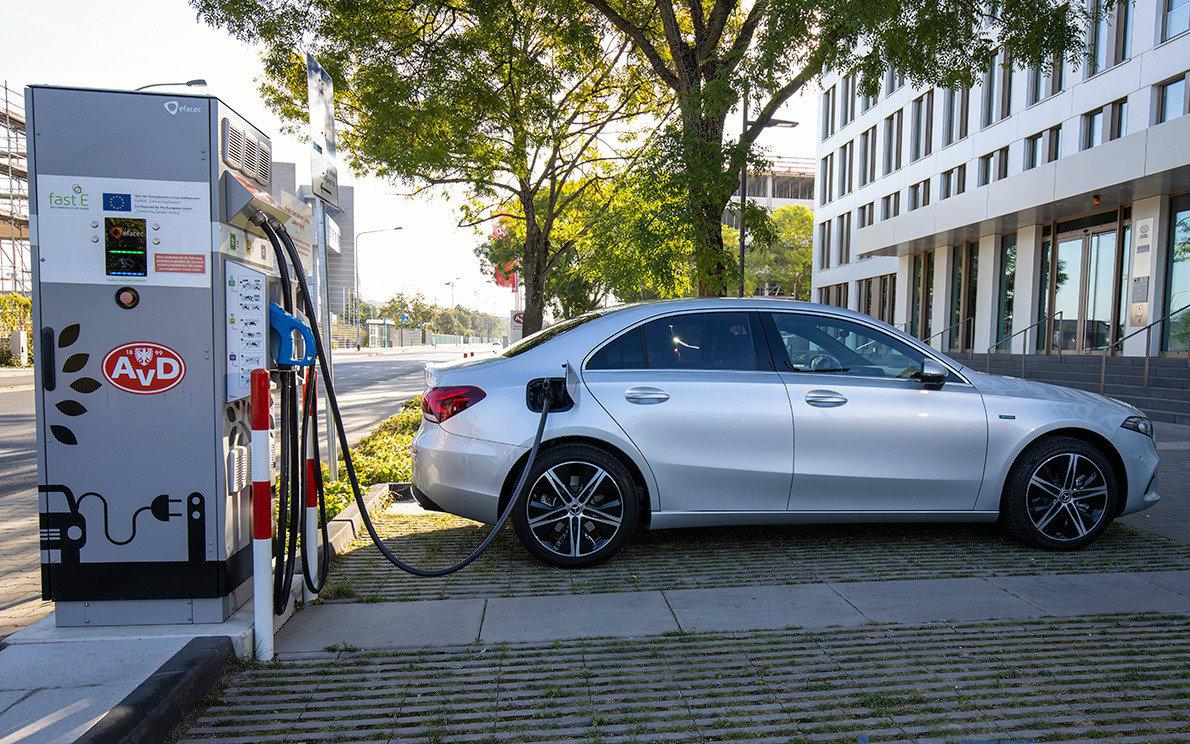 Η Α 250 e sedan συνδυάζει μοναδικά τη χαμηλή κατανάλωση και τις σπορ επιδόσεις που απορρέουν από τα 218 άλογα και τα 450 Nm ροπής του Plug-in υβριδικο