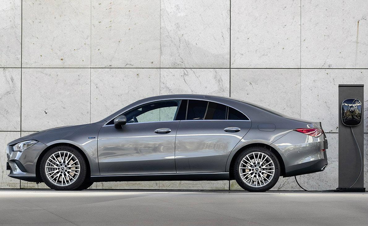 Η CLA 250 e με την κουπέ αισθητική  και την ελκυστική της σχεδίαση χαρίζει συναρπαστικές επιδόσεις με κατανάλωση μόλις 1,3-1,7 λτ./100 χλμ. και εκπομπ