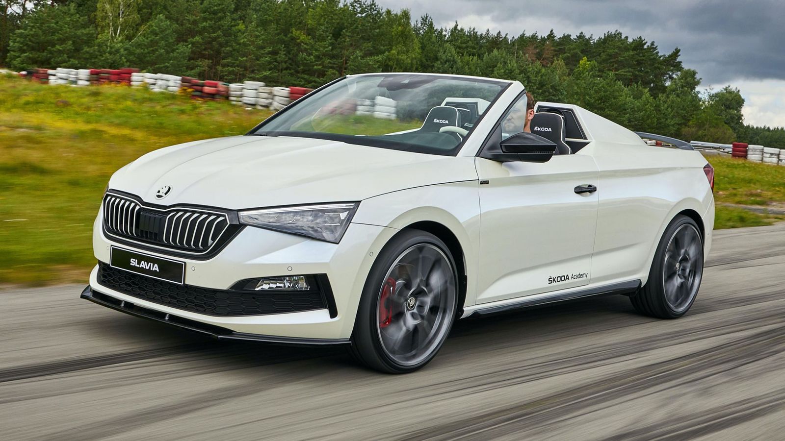 Είναι η Skoda Scala κάμπριο, ένα project φοιτητών που με αρκετό κόψε-ράψε και τμήματα από την Octavia RS και το Kodiaq RS έφτιαξαν κάτι εντελώς διαφορ