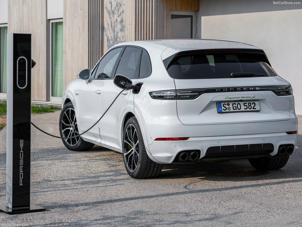 Aναβάθμισε τις υβριδικές Cayenne η Porsche
