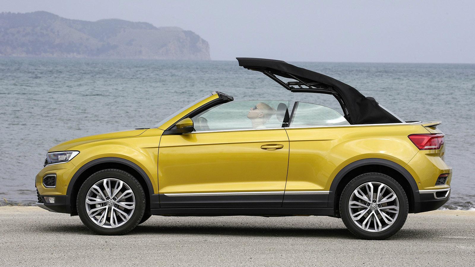Η μαλακή οροφή τοποθετείται στο T-Roc Cabriolet σε λίγα μόλις λεπτά από εξειδικευμένους τεχνίτες.