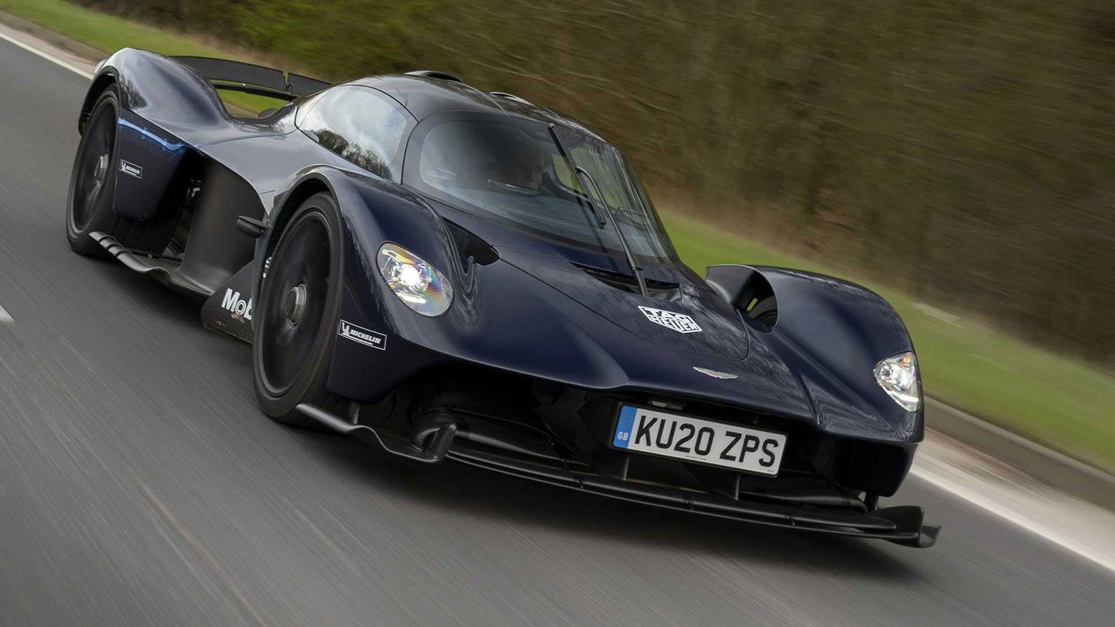 Η Aston Martin Valkyrie «δραπέτευσε» από την πίστα και βγήκε στους δημόσιους δρόμους.