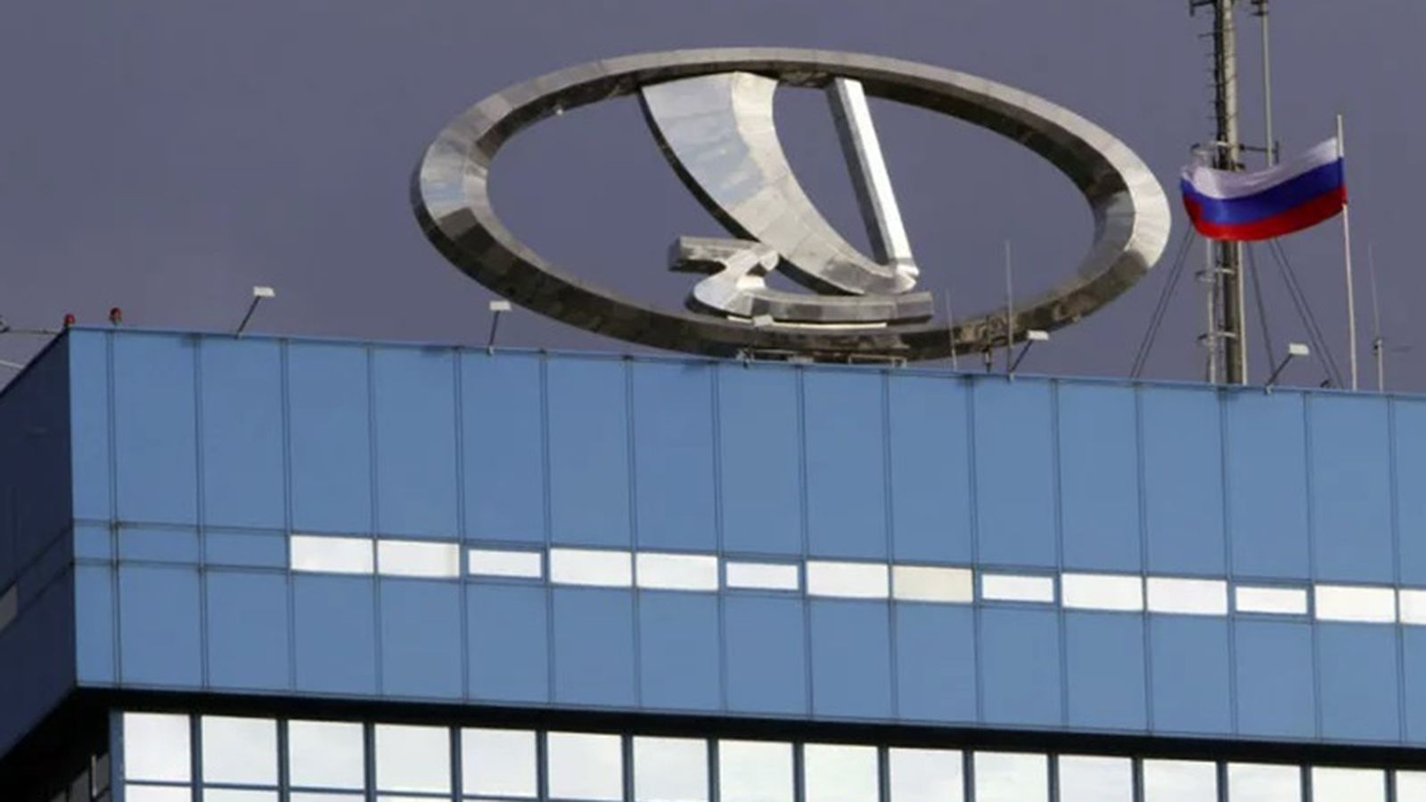 Δεν σταματά την παραγωγή η Lada