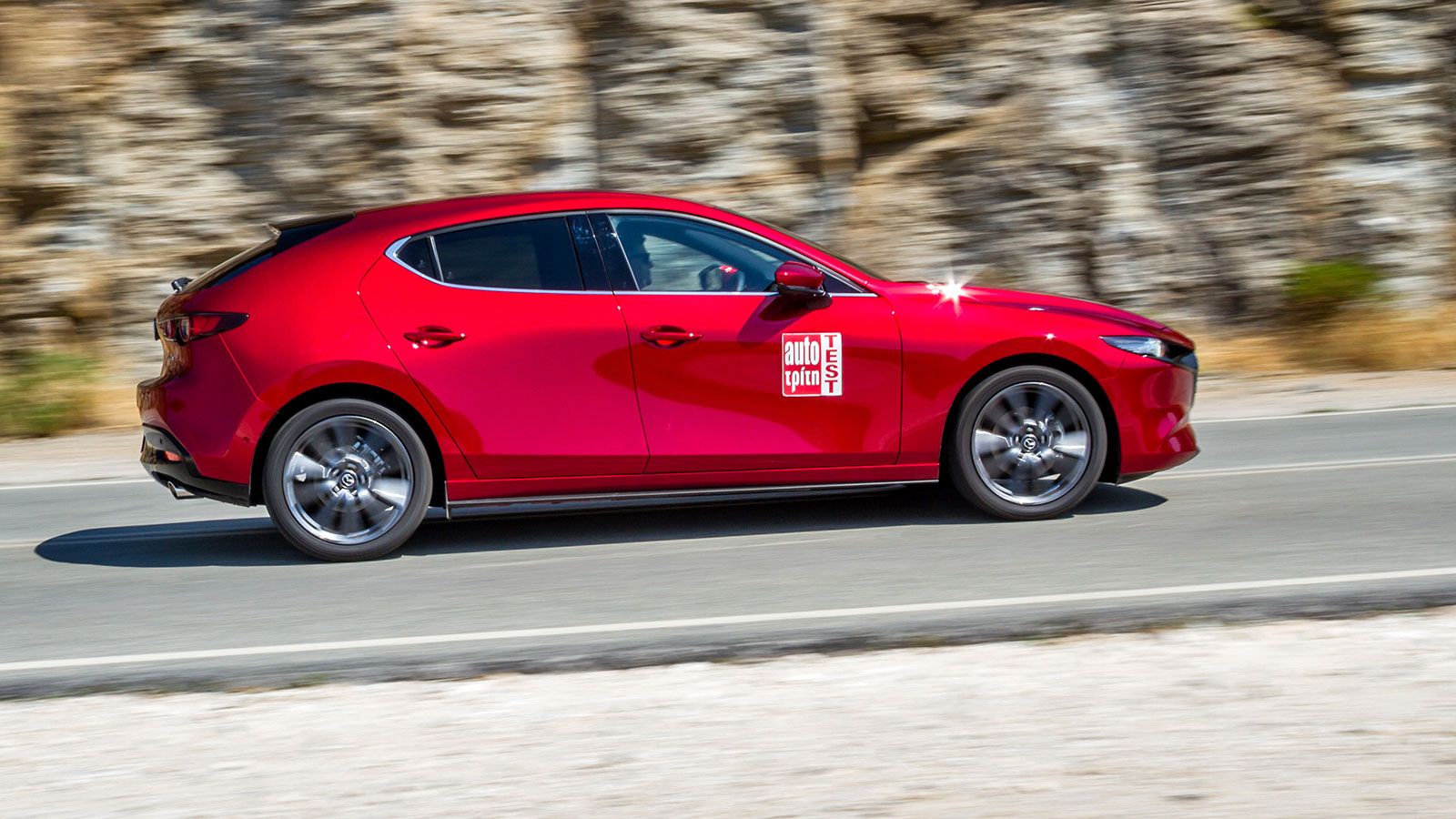To Mazda3 με τη σχεδιαστική γλώσσα «kodo» προβάλλει έναν έντονα δυναμικό χαρακτήρα.